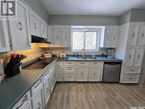 298 7Th Avenue, Broadview, SK - Indoor Photo Showing Kitchen With Double Sink