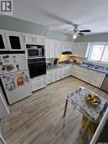 298 7Th Avenue, Broadview, SK - Indoor Photo Showing Kitchen With Double Sink