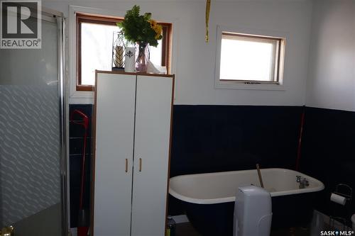 11 4Th Street, Willow Bunch, SK - Indoor