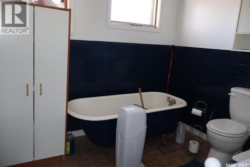 11 4Th Street, Willow Bunch, SK - Indoor Photo Showing Bathroom