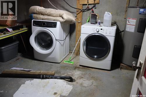 11 4Th Street, Willow Bunch, SK - Indoor Photo Showing Laundry Room