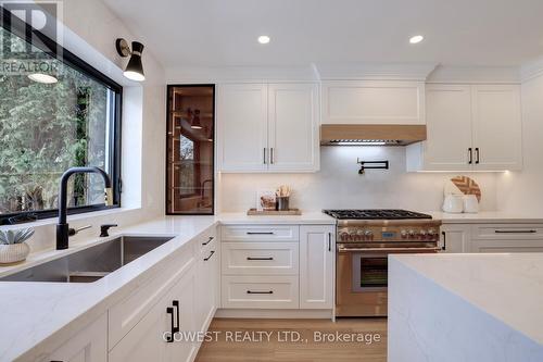 981 Valdese Drive, Mississauga, ON - Indoor Photo Showing Kitchen With Double Sink With Upgraded Kitchen