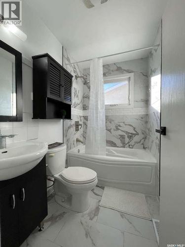 7227 6Th Avenue, Regina, SK - Indoor Photo Showing Bathroom