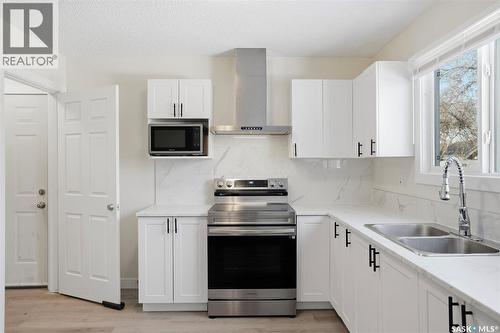 505 L Avenue N, Saskatoon, SK - Indoor Photo Showing Kitchen With Double Sink