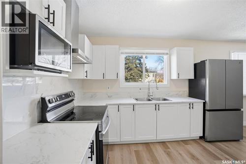 505 L Avenue N, Saskatoon, SK - Indoor Photo Showing Kitchen With Double Sink