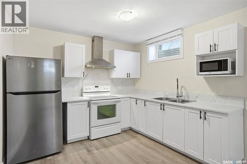 505 L Avenue N, Saskatoon, SK - Indoor Photo Showing Kitchen With Double Sink