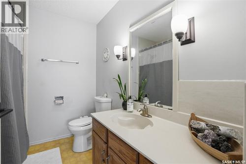 2 Ling Street, Saskatoon, SK - Indoor Photo Showing Bathroom