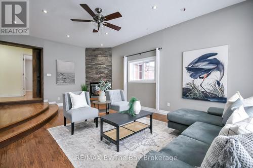 10' Ceiling - Living Room - 111 Balm Beach Road E, Tiny, ON - Indoor Photo Showing Living Room