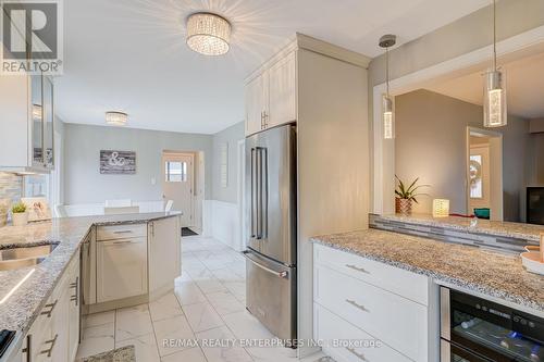 1311 Aldridge Crescent, Burlington, ON - Indoor Photo Showing Kitchen With Upgraded Kitchen