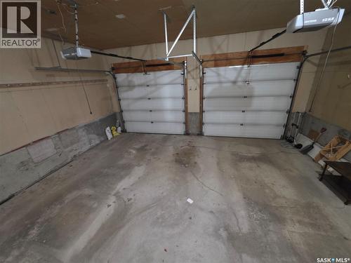 624 7Th Avenue Ne, Swift Current, SK - Indoor Photo Showing Garage
