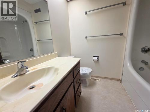 624 7Th Avenue Ne, Swift Current, SK - Indoor Photo Showing Bathroom