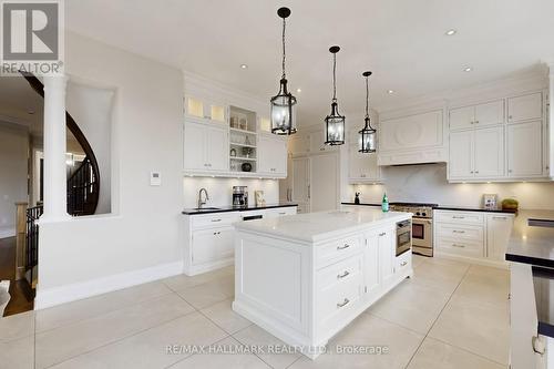 24 Bluff Trail, King, ON - Indoor Photo Showing Kitchen With Upgraded Kitchen