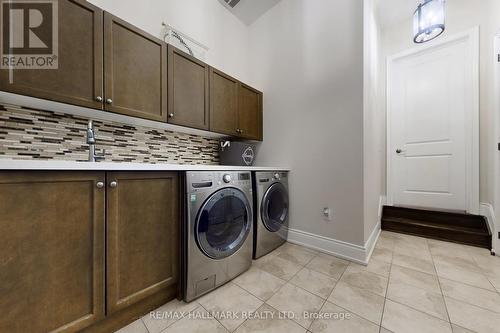 24 Bluff Trail, King, ON - Indoor Photo Showing Laundry Room