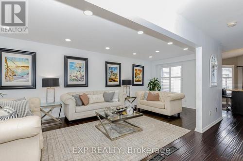 32 Vineberg Drive, Hamilton, ON - Indoor Photo Showing Living Room