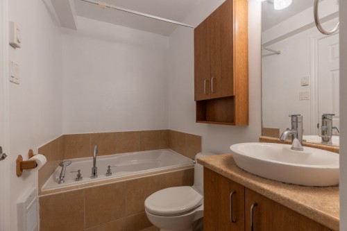 Bathroom - 8-5498 Rue Robert-Burns, Montréal (Côte-Des-Neiges/Notre-Dame-De-Grâce), QC - Indoor Photo Showing Bathroom