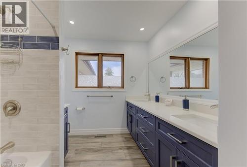 Main bathroom - 449 Greenfield Avenue, Kitchener, ON - Indoor Photo Showing Bathroom