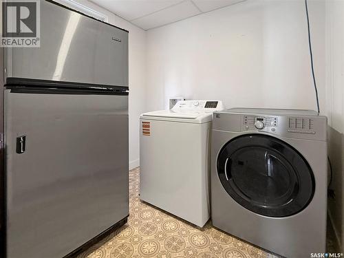 376 5Th Avenue Nw, Swift Current, SK - Indoor Photo Showing Laundry Room