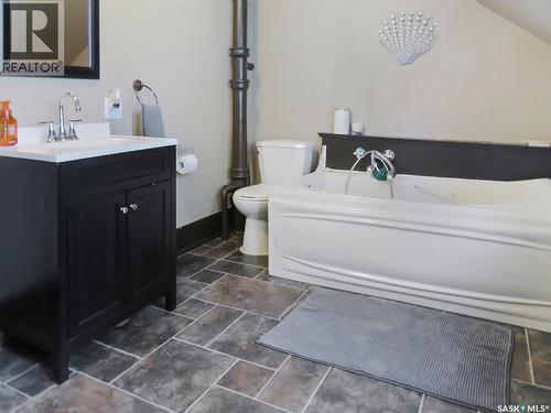 376 5Th Avenue Nw, Swift Current, SK - Indoor Photo Showing Bathroom