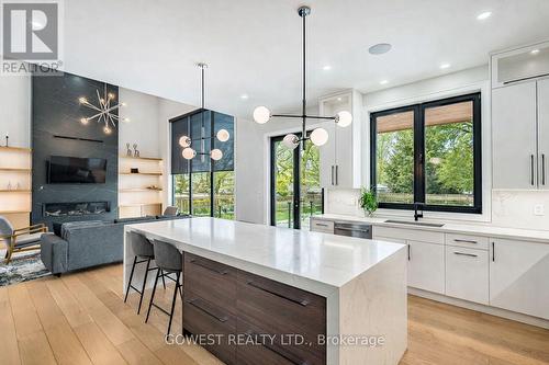 402 Niar Avenue, Mississauga, ON - Indoor Photo Showing Kitchen With Upgraded Kitchen