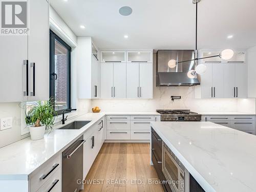 402 Niar Avenue, Mississauga, ON - Indoor Photo Showing Kitchen With Upgraded Kitchen
