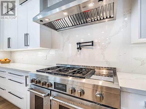 402 Niar Avenue, Mississauga, ON - Indoor Photo Showing Kitchen With Upgraded Kitchen