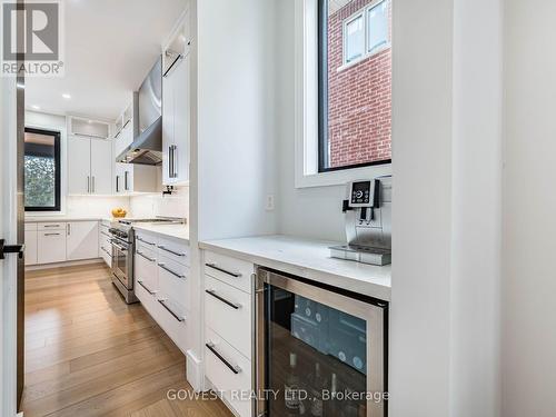 402 Niar Avenue, Mississauga, ON - Indoor Photo Showing Kitchen With Upgraded Kitchen