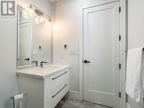 402 Niar Avenue, Mississauga, ON - Indoor Photo Showing Bathroom