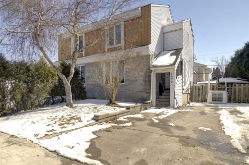 8686 Rue La Périère  Laval (Saint-François), QC H7A 3T9