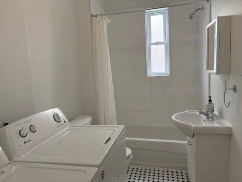 Bathroom - 5215B Rue Jeanne-Mance, Montréal (Le Plateau-Mont-Royal), QC - Indoor Photo Showing Laundry Room