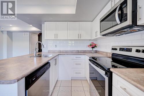 2213 - 10 Westmeath Lane N, Markham, ON - Indoor Photo Showing Kitchen
