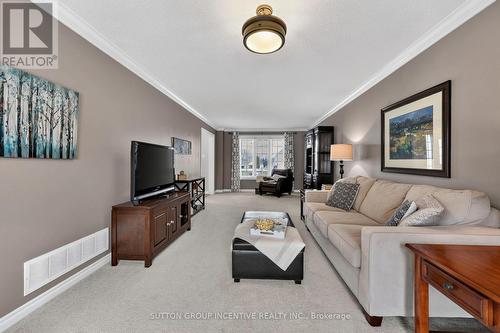 60 O'Neill Circle, Springwater, ON - Indoor Photo Showing Living Room