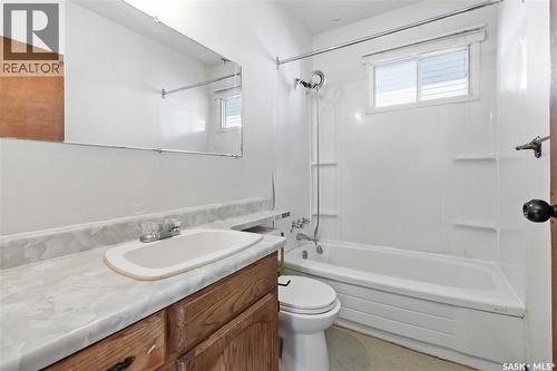 527 6Th Street E, Saskatoon, SK - Indoor Photo Showing Bathroom
