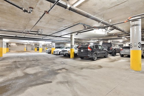 Garage - 305-375 Boul. Décarie, Montréal (Saint-Laurent), QC - Indoor Photo Showing Garage