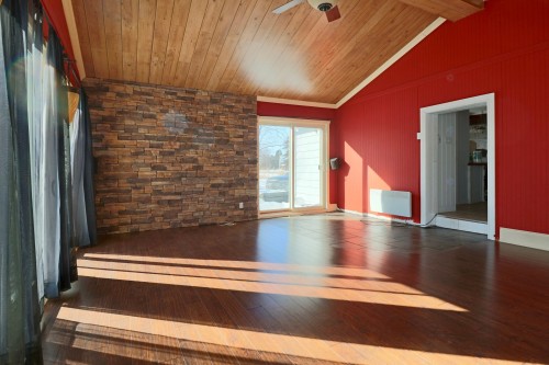 Salon - 1510 Route Ste-Anne E., Yamachiche, QC - Indoor Photo Showing Other Room