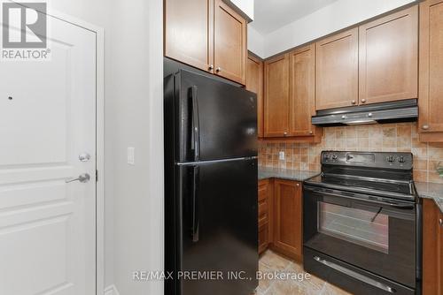 Ph20 - 16 Dallimore Circle, Toronto, ON - Indoor Photo Showing Kitchen