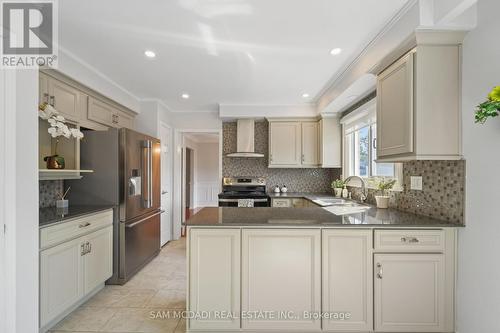 2032 Shannon Drive, Mississauga, ON - Indoor Photo Showing Kitchen With Upgraded Kitchen