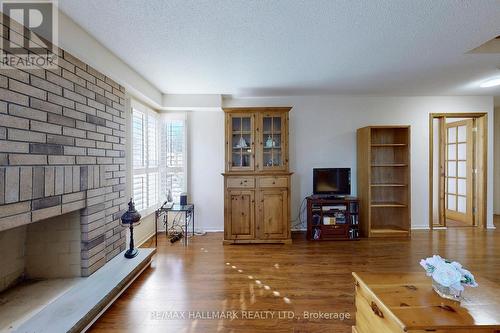 5 Valley Crescent, Aurora, ON - Indoor Photo Showing Living Room