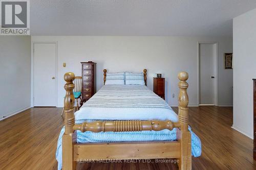 5 Valley Crescent, Aurora, ON - Indoor Photo Showing Bedroom