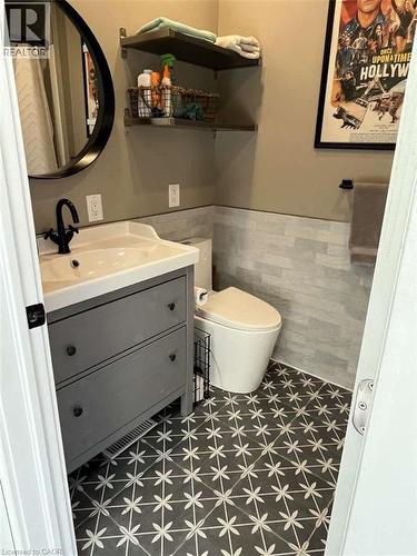 735 Beach Boulevard, Hamilton, ON - Indoor Photo Showing Bathroom