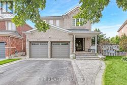 915 OAKTREE CRESCENT  Newmarket, ON L3X 2Z1