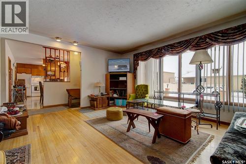 4550 2Nd Avenue, Regina, SK - Indoor Photo Showing Living Room