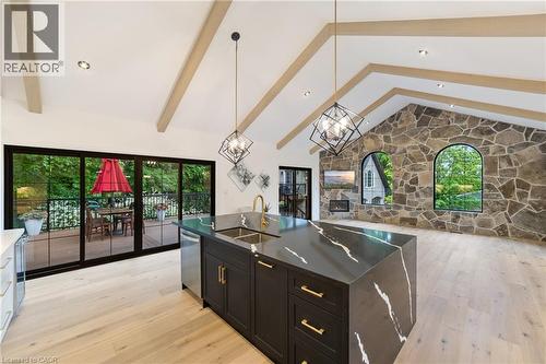 515 Hamilton Drive, Ancaster, ON - Indoor Photo Showing Kitchen With Upgraded Kitchen