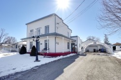 9300  - 9302 Boul. des Mille-Îles Laval (Saint-François), QC H7A 4C6