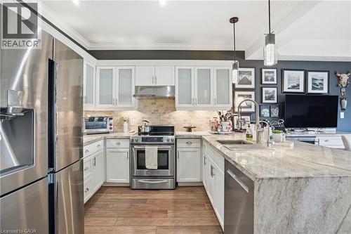 4020 Alexan Crescent, Burlington, ON - Indoor Photo Showing Kitchen With Upgraded Kitchen