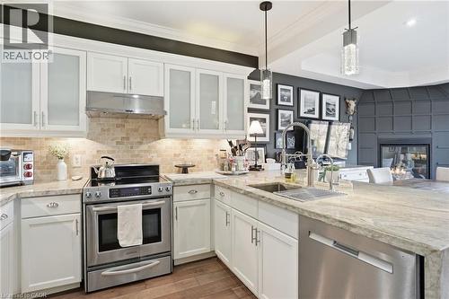 4020 Alexan Crescent, Burlington, ON - Indoor Photo Showing Kitchen With Double Sink With Upgraded Kitchen