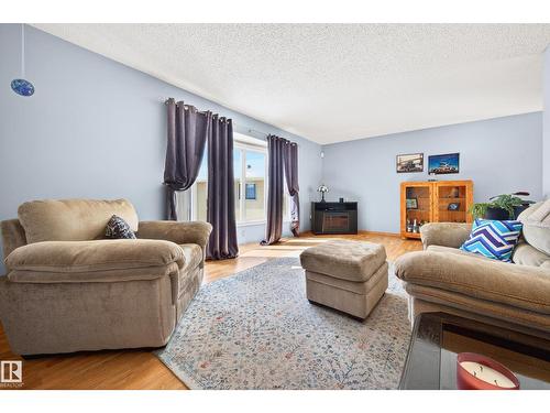 4112 30 Av Nw, Edmonton, AB - Indoor Photo Showing Living Room
