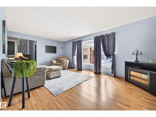 4112 30 Av Nw, Edmonton, AB - Indoor Photo Showing Living Room
