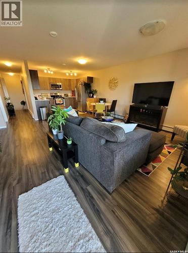 3 & 4 825 Gladstone Street E, Swift Current, SK - Indoor Photo Showing Living Room