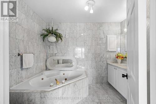 30 Maplehurst Avenue, Ottawa, ON - Indoor Photo Showing Bathroom