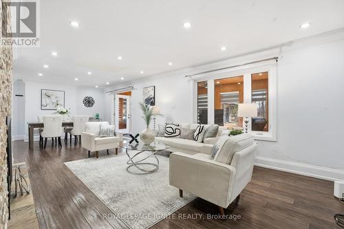 930 Old Derry Road, Mississauga, ON - Indoor Photo Showing Living Room